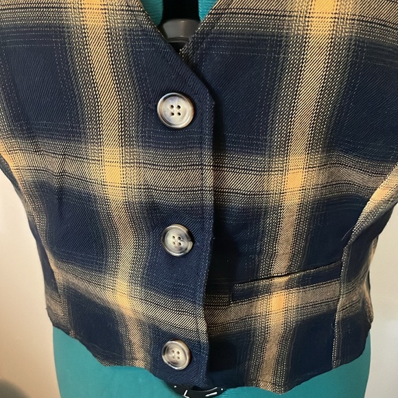 Vest - Picture 2 of 5